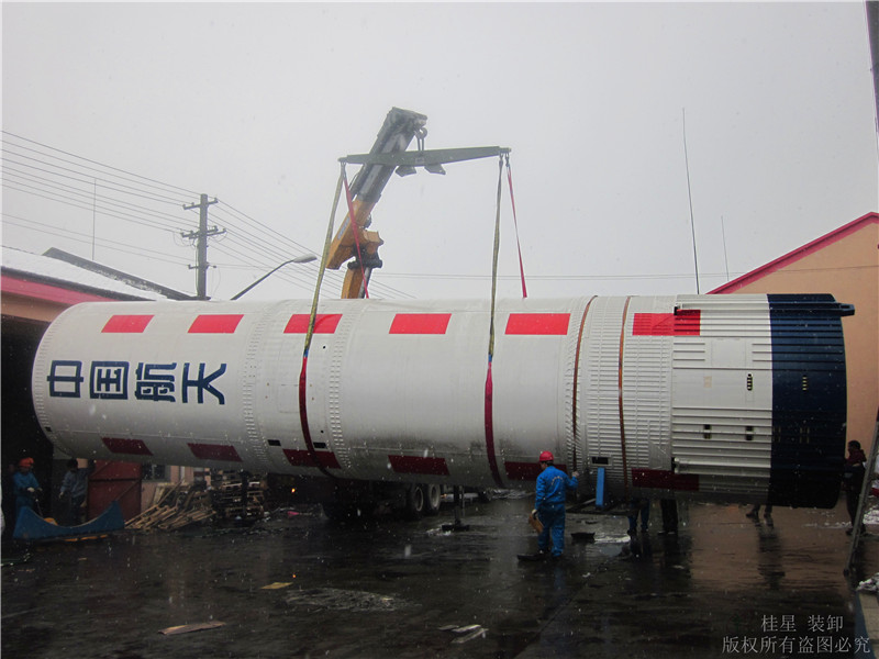 大型航天火箭吊裝