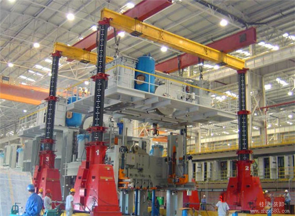 液壓龍門吊安裝大型壓力機(jī)