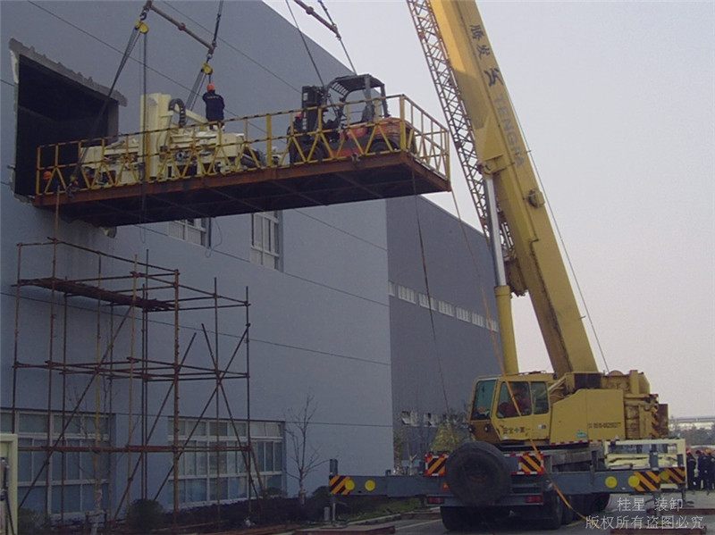 精密機(jī)器吊裝上樓