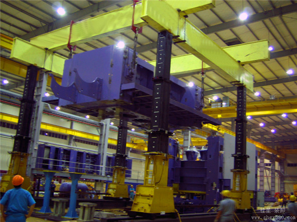 兩組液壓龍門吊安裝大型壓力機(jī)