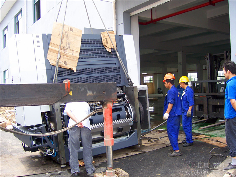 德國(guó)羅蘭印刷機(jī)吊裝