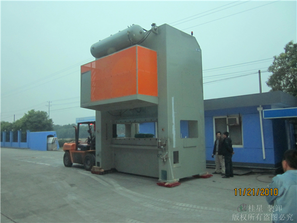 大型設(shè)備搬運(yùn)