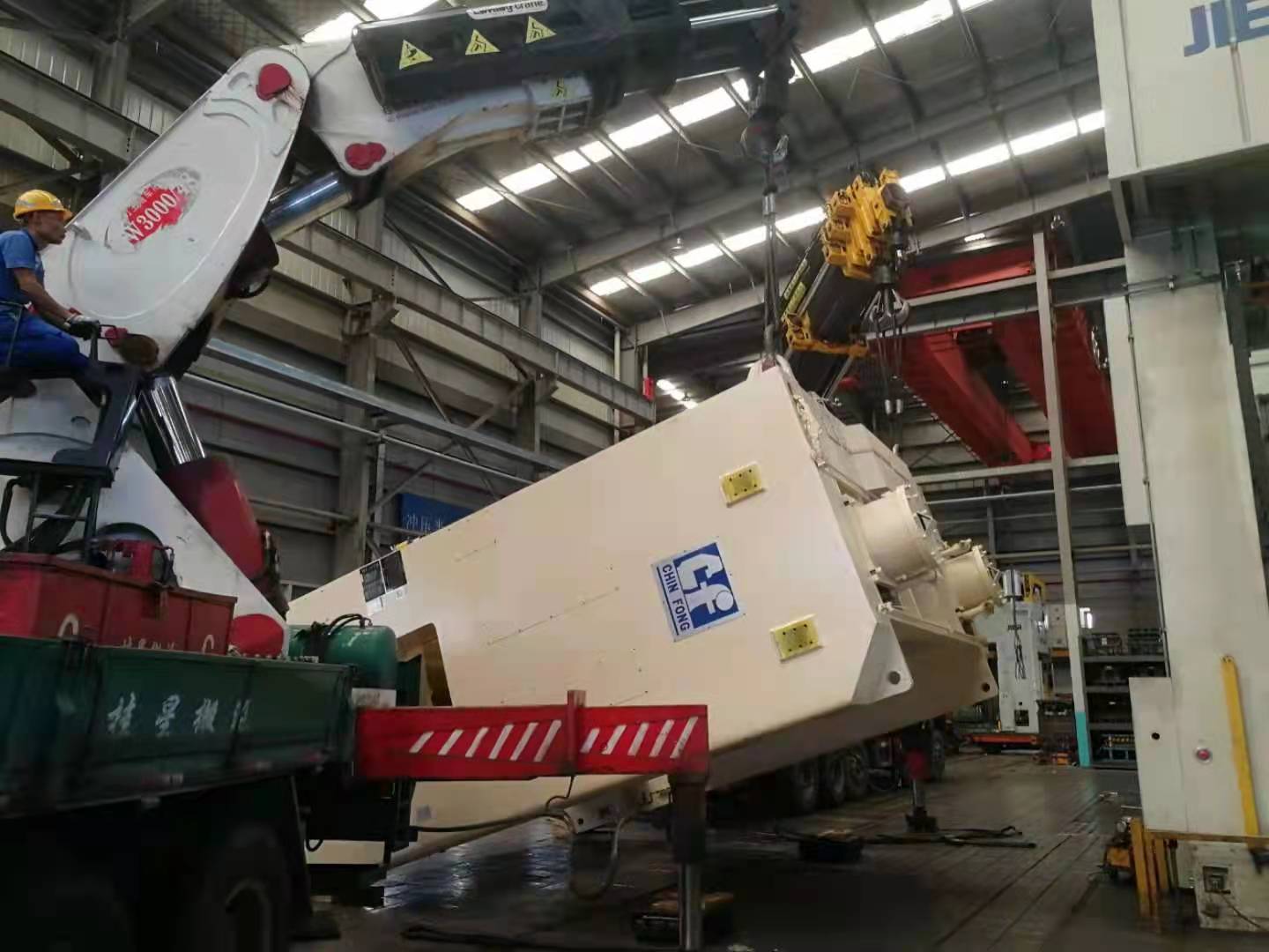 工廠生產(chǎn)設(shè)備搬運