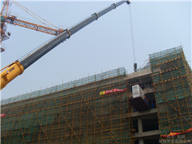 冰水機(jī)遠(yuǎn)距離吊裝上樓工程 冰水機(jī)遠(yuǎn)距離吊裝上樓工程