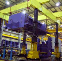 兩組液壓龍門吊安裝大型壓力機(jī)