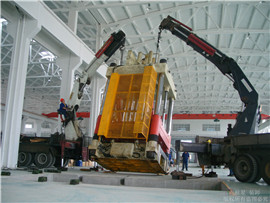 大型油壓機(jī)車間內(nèi)吊裝落坑