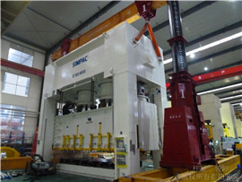 液壓龍門吊安裝大型沖床